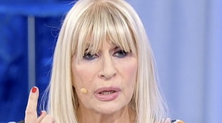 Rimandate il video. Immagini umilianti per Gemma Galgani, che impazzisce: Buffona, insulti e rissa con Tina Cipollari