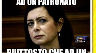 Frustate la cameriera. La demolizione totale di Laura Boldrini, Striscia ferocissima: come la beccano al ristorante | Guarda