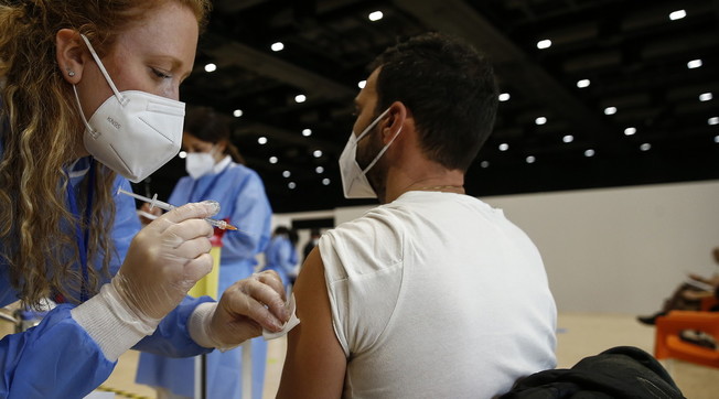 Prendi l'aereo, ti vaccini e torni a vivere. Addio Covid, il paradiso a 3 ore dall'Italia: tutto legale (e scegli pure il siero)
