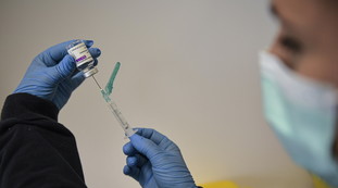 AstraZeneca non ci serve. Un terremoto: gli Stati Uniti fermano la produzione del vaccino, un dramma per l'Europa