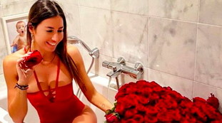 Chi c'è dietro. Gregoraci e le trecento rose nella vasca? Dago sgancia la bomba: un nome impensabile