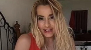 Fate attenzione a cosa spunta dalla sua valigia. Valeria Marini, roba proibita (e bollente): ma davvero?