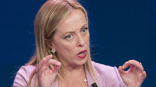 È arrivato lui, non ci vuole molto. Giorgia Meloni asfalta Draghi. Imbarazzo a Porta a porta: cala il gelo