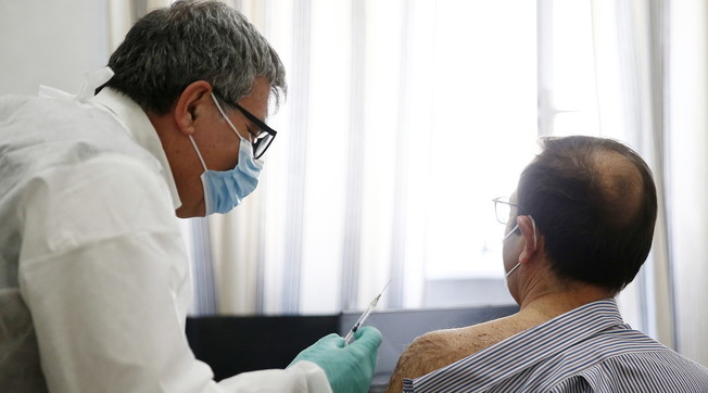 Venti caregiver per un solo disabile. Vaccino, il magistrato svela la vergogna italiana: modello-Scanzi, ecco come saltano la fila