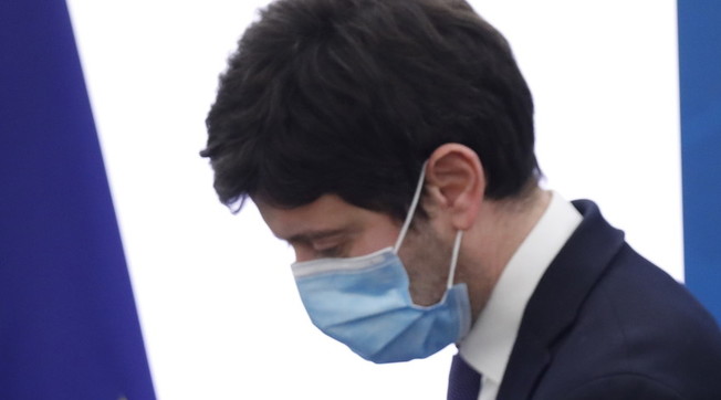 Pressioni dai suoi uomini. Speranza, il cerchio si stringe: balle sulla pandemia, l'inchiesta ora punta il ministro