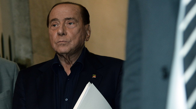 Sco*** di gruppo oppure in coppia?. Vittorio Feltri, brutale sfogo in difesa di Berlusconi: la verità che non vi raccontano