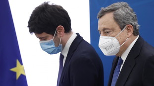 Draghi: "Rischio ragionato", il 26 aprile si riapre. L'annuncio: bar, ristoranti e scuole, trionfa Salvini
