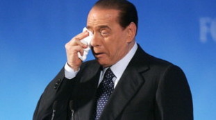 Delincuente, terrorista. La vergüenza de los magistrados: insultar a Berlusconi no es delito. Mientras que él por un tonto en Toninelli ...
