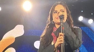 Sul palco canta Arisa? Alle sue spalle due cagnetti in crisi ormonale: proprio quello, roba da censura durante l'esibizione | Video