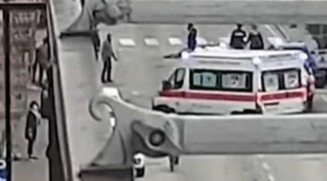 Prendono a pugni la moglie, gioielliere spara e uccide due banditi: indagato. Cuneo, la furia di Salvini e Meloni