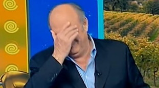 Ma col caz***o!. Occhio, siamo in onda. Hunziker fuori controllo a pochi minuti dal via di striscia, Gerry in imbarazzo | Video