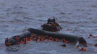 Viaggia con noi, è sicuro. L'ultima vergogna degli scafisti: così vendono le traversate. Tanto poi arrivano i soccorsi