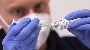 Stop ad AstraZeneca e a Johnson & Johnson. Vaccini, caos europeo e nuovi sospetti. Cannonata del professore: Cosa c'è dietro