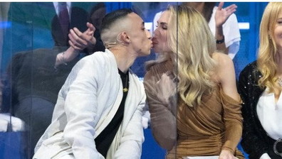 Raptus Ilary Blasi: bacia in bocca il fidanzato di Vera Gemma, poi...