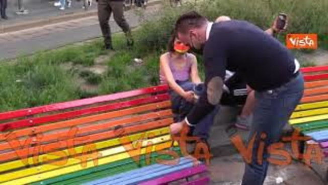 A Zan il decreto non basta: deputato Pd scatenato, inaugura pure le panchine arcobaleno