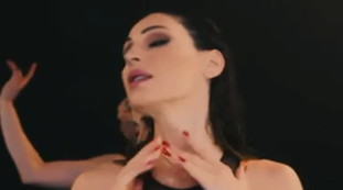 Anna Tatangelo, esplosione dei sensi. Occhio alla mossa con la sua ballerina: mai vista così | Guarda