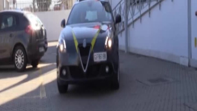 Crotone, si fingeva cieco ma andava in giro in macchina: ecco quanto hanno sequestrato al truffatore