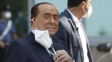 "Altro ricovero nella notte". Cav , dramma continuo: ancora al San Raffaele, mistero sulle condizioni