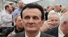AstraZeneca, l'Ue straccia i contratti e intanto... Quanti soldi si intasca il direttore: rivolta e vergogna