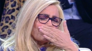 Eravamo dei poveracci. Umiliata in ospedale, il drammatico racconto di Mara Venier: Non riuscivo a non piangere