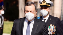 "Travolto dai barconi". Senaldi, immigrazione: l'errore che costa caro a Draghi (e le mosse di Salvini)