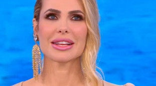 Ma è nuda?. Il rosa e lo squarcio strategico, Ilary Blasi in onda così: il look (spinto) che fa perdere la testa | Guarda