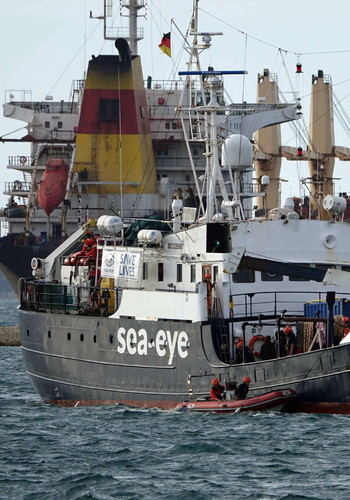 La Ong fa rotta verso l'Italia con 400 immigrati, perché è uno sfregio della Germania. La furia di Matteo Salvini