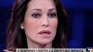 Omicidio o suicidio? Il cerchio si stringe, Manuela Arcuri avvistata in procura: ecco chi trema
