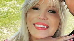 Sconvolgente: ecco chi è il nuovo baby-fidanzato di Amanda Lear, un clamoroso colpaccio a 82 anni | Guarda