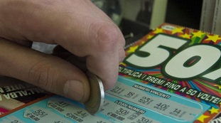 La fortuna non esiste. Lite furibonda col marito, poi compra un Gratta e Vinci: la sua vita stravolta in pochi secondi