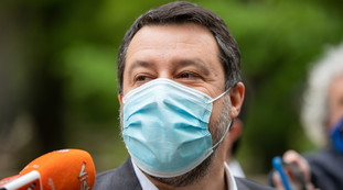 Partito unico, il piano di Salvini: respinta la proposta di Berlusconi, non basta un quarto d'ora. Ecco la data