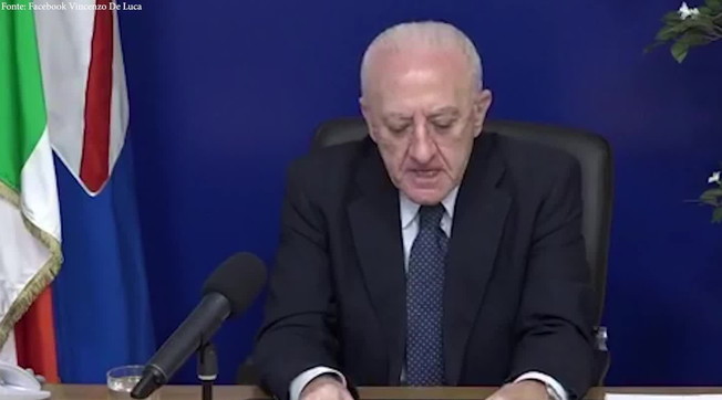 Chiedo al generale o al medico?. Dopo la morte di Camilla, lo sfregio di De Luca a Figliuolo: Roba che solo in Italia