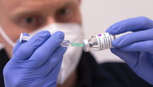 Altro calo di contagi e morti: bollettino, resta "solo" il nodo-vaccino dopo lo stop ad AZ