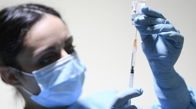 Il mix di vaccini solo in condizioni disperate, una lotteria con la vita. Da Israele, cannonata contro Cts e Speranza: Ecco i rischi
