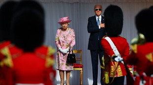 La sconcertante gaffe di Joe Biden con la Regina Elisabetta: notate nulla di strano nella foto?