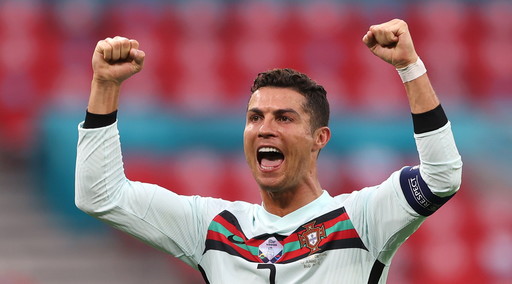 Ecco Ronaldo: doppietta nel finale e bomber record degli Europei, il Portogallo travolge l'Ungheria