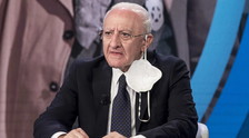 "Le mascherine obbligatorie all'esterno anche in estate": Vincenzo De Luca sfida il governo