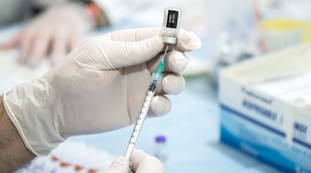 Vaccino, l'effetto collaterale "osservato speciale". Migliaia di segnalazioni: così cambia il corpo