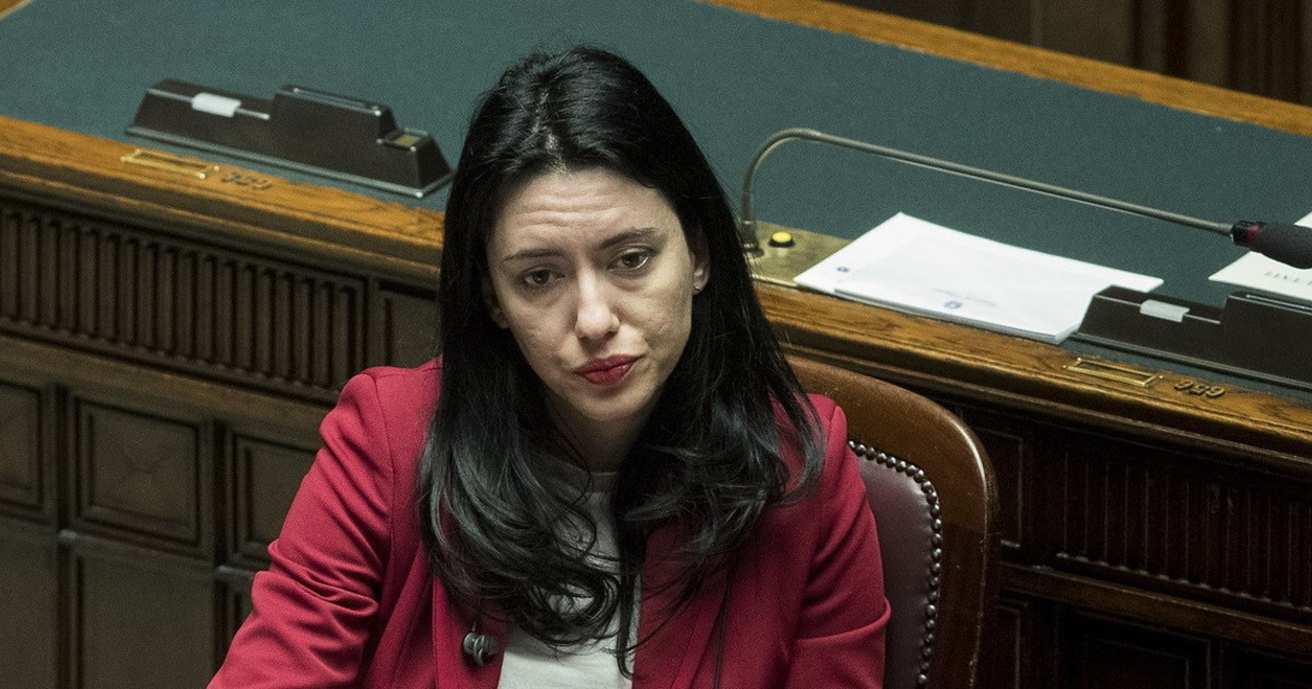 Si sappia chi.... La frase esoterica di Lucia Azzolina, orrore sul Fatto: che imbarazzo per Travaglio