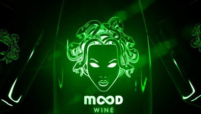 La notte s'illumina grazie alle bollicine Mood, avete notato la Medusa? Vip in delirio