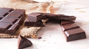 Mangi cioccolato di primo mattino? Lo studio: peso e sangue, le impensabili conseguenze per il tuo corpo