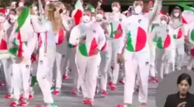 Gli italiani sfilano ai Giochi, cosa manda in onda la tv coreana: vergogna internazionale | Guarda
