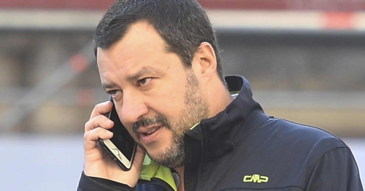 Salvini che telefona