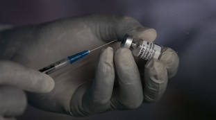 Stessi rischi di trombosi. Pfizer e AstraZeneca, nuove evidenze e un'accusa pesantissima: Mani sporche di sangue