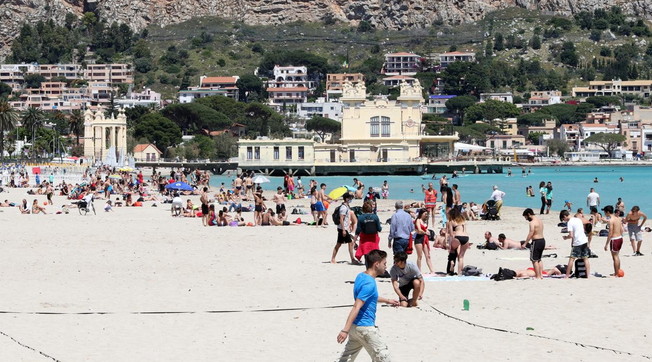 Boom di focolai in vacanza: il Covid rovina le ferie, dove è aumentato il contagio e quali sono i luoghi da evitare 