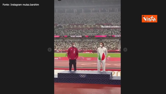 Tamberi e Barshim: lo scambio di medaglie d'oro sul podio, il gesto di due amici veri