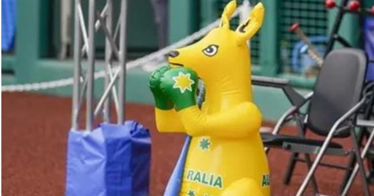 Letti distrutti e un buco nel muro. Rubano la mascotte agli australiani e questi impazziscono: choc al villaggio olimpico