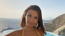 "Saluti da noi tre". Occhio a lì sotto: Elettra Lamborghini, foto da bollino rosso (e sospetti)