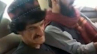 Vedete quest'uomo? Ride in faccia a due talebani. Sconvolgente: schiaffeggiato e sgozzato | Video