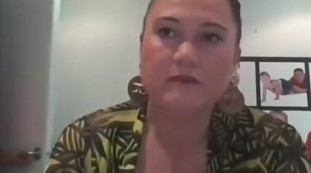 La ministra in clamoroso imbarazzo: A forma di fallo, cosa spunta alle sue spalle durante l'intervista in diretta | Video